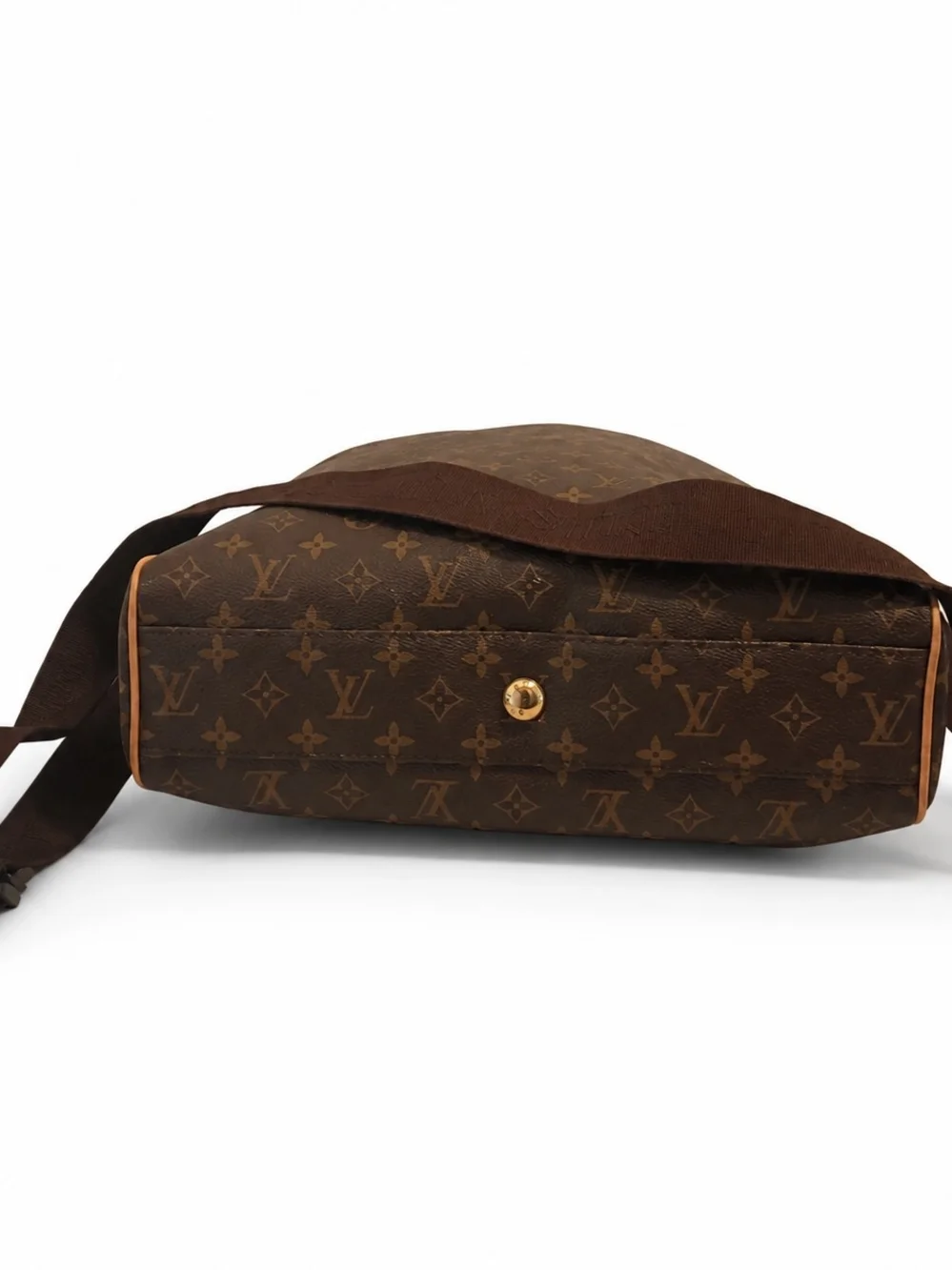 2004 Louis Vuitton Messenger Bag.